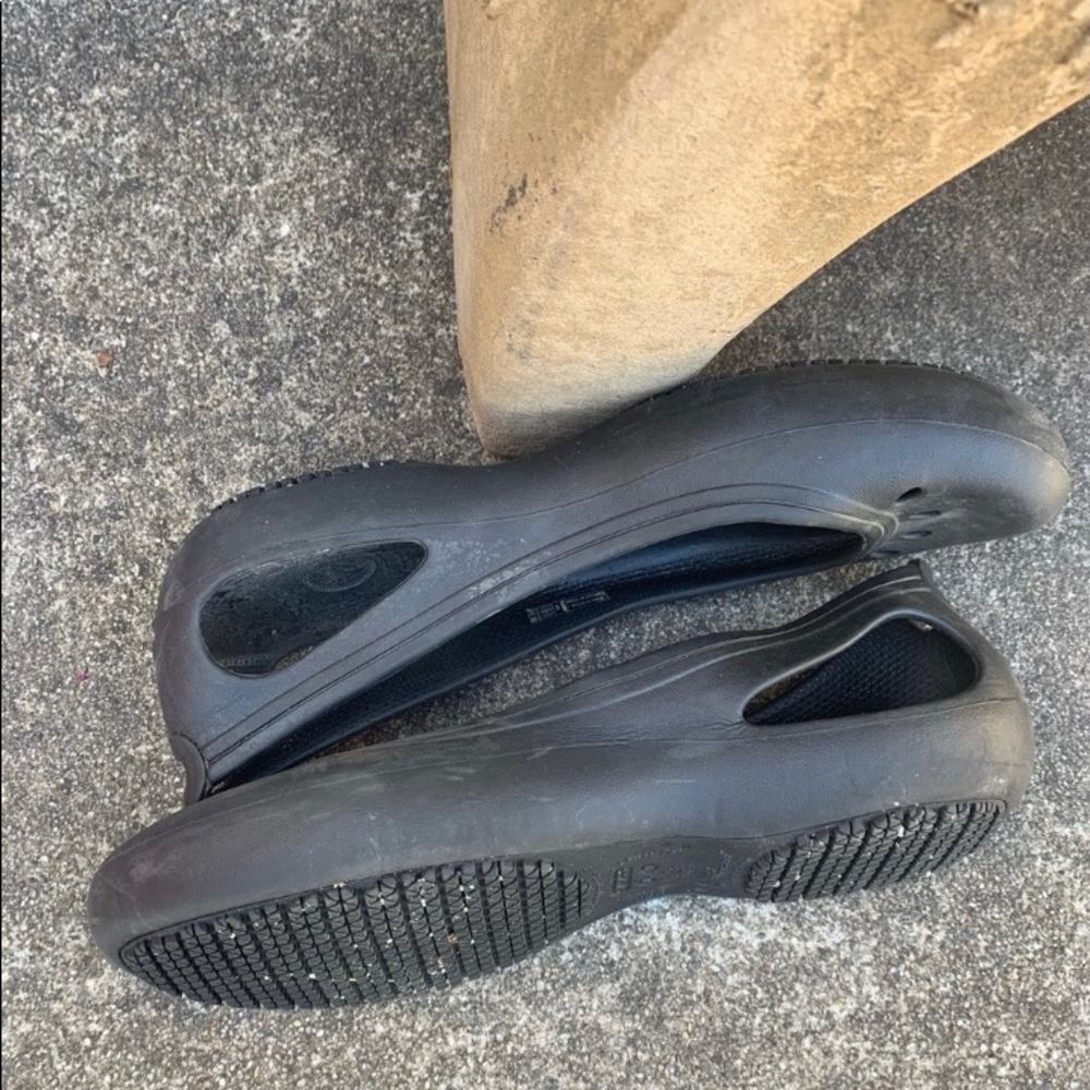 BLACK CROCS SLIP ON, BALLET FLATS, SIZE 10 - Picture 4 of 6